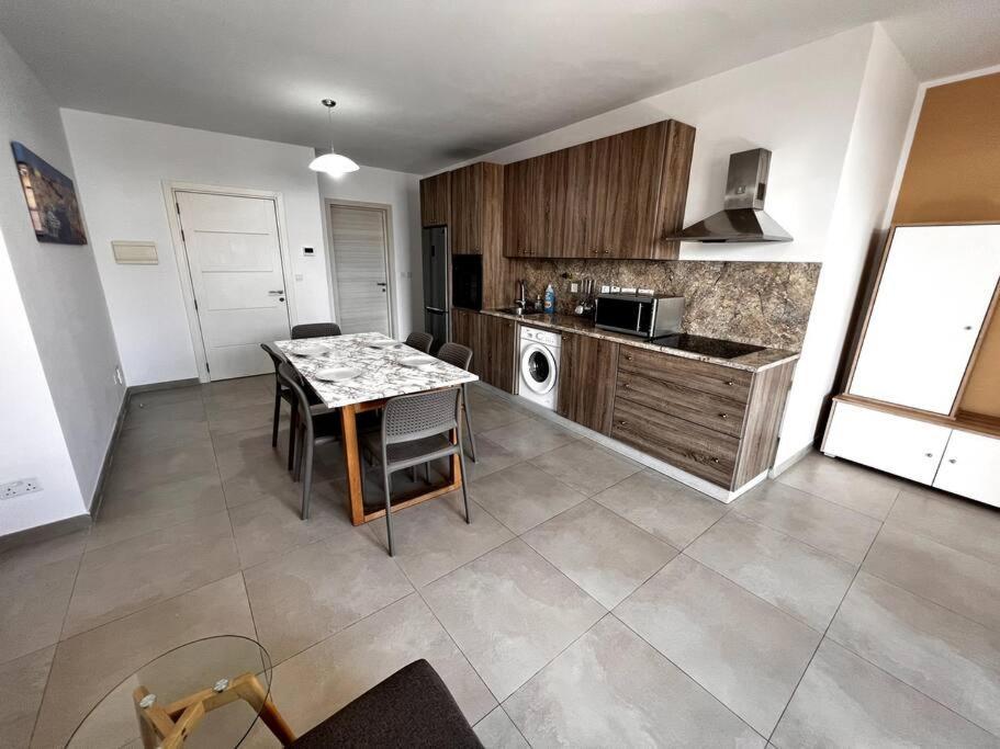 Mediterranea 2 Bedroom Smart Apartment 세인트폴스베이 외부 사진